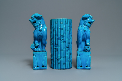 Une paire de vases, une paire de lions et un porte-chapeau en porcelaine de Chine monochrome bleu et turquoise, 19/20&egrave;me