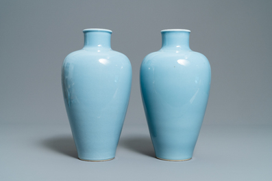 Une paire de vases, une paire de lions et un porte-chapeau en porcelaine de Chine monochrome bleu et turquoise, 19/20&egrave;me