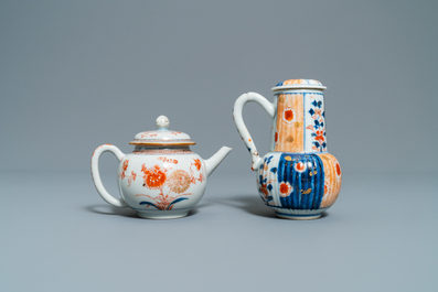 Deux th&eacute;i&egrave;res couvertes en porcelaine de Chine en bleu et blanc et deux de style Imari, Kangxi