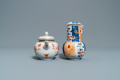 Twee Chinese blauw-witte en twee Imari-stijl theepotten met deksels, Kangxi/Qianlong