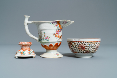 Cinq pi&egrave;ces en porcelaine de Chine famille rose et rouge de fer, Kangxi/Qianlong