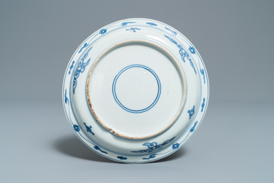 Une assiette en porcelaine de Chine en bleu et blanc de type kraak &agrave; d&eacute;cor d'aigrettes, Wanli