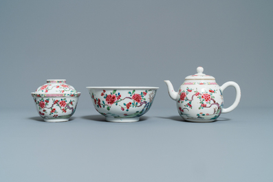 Un service &agrave; th&eacute; de 27 pi&egrave;ces en porcelaine de Chine famille rose &agrave; d&eacute;cor de paysages, Yongzheng/Qianlong