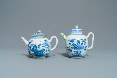 Deux th&eacute;i&egrave;res couvertes en porcelaine de Chine en bleu et blanc et deux de style Imari, Kangxi