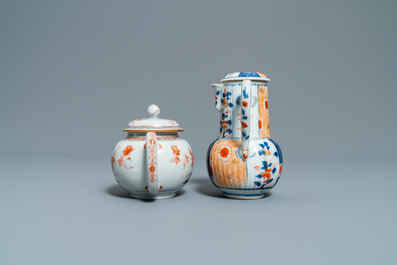 Twee Chinese blauw-witte en twee Imari-stijl theepotten met deksels, Kangxi/Qianlong