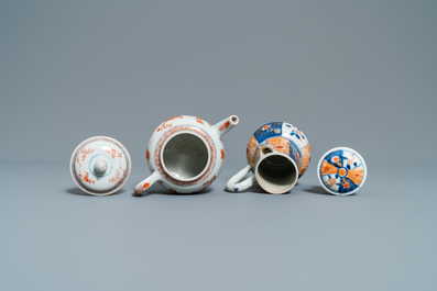 Deux th&eacute;i&egrave;res couvertes en porcelaine de Chine en bleu et blanc et deux de style Imari, Kangxi