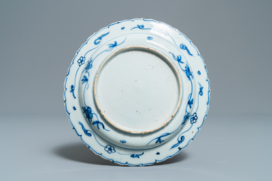 Une assiette en porcelaine de Chine en bleu et blanc de type kraak &agrave; d&eacute;cor de cerfs, Wanli