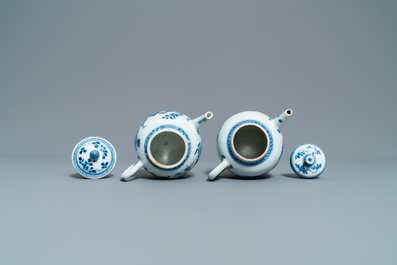 Deux th&eacute;i&egrave;res couvertes en porcelaine de Chine en bleu et blanc et deux de style Imari, Kangxi