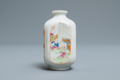 Une tabati&egrave;re en porcelaine de Chine famille rose &agrave; d&eacute;cor de gar&ccedil;ons jouants, 18/19&egrave;me