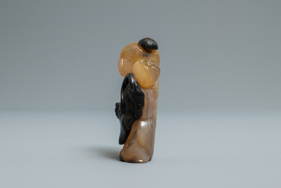 A Chinese carved agate snuff bottle in the shape of a boy, 19/20th C.
