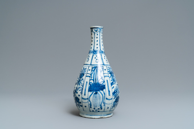 A Chinese blue and white kraak porcelain charger, a vase, a crow cup and a small plate, Wanli