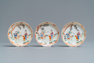 Sept tasses et soucoupes en porcelaine de Chine famille rose &agrave; d&eacute;cor mandarin, Qianlong