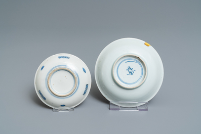 Twee Chinese blauw-witte bordjes met bloemen, Kangxi en Tianqi