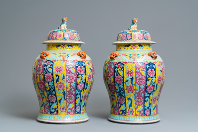 Une paire de grands vases couverts en porcelaine de Chine famille rose, 19&egrave;me