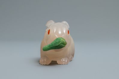 A Chinese carved agate snuff bottle in the shape of a rabbit, 19/20th C.