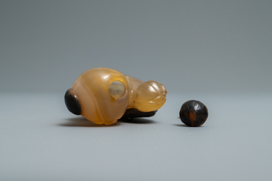 Une tabati&egrave;re en forme de gar&ccedil;on en agate sculpt&eacute;, Chine, 19/20&egrave;me