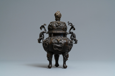 Een Chinese bronzen wierookbrander met deksel, Xuande merk, 19/20e eeuw