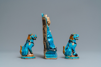 Een Chinese figuuur van Zhenwu op een troon en een paar Boeddhistische leeuwen met turquoise glazuur, Ming