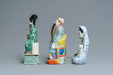 Trois figures en porcelaine de Chine famille rose et verte, 19/20&egrave;me