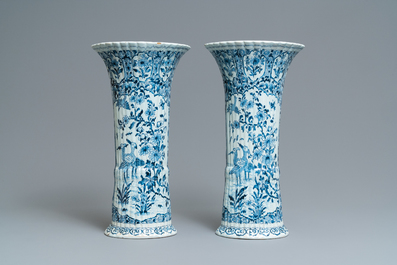 Une grande garniture de cinq vases en fa&iuml;ence de Delft en bleu et blanc, 19&egrave;me