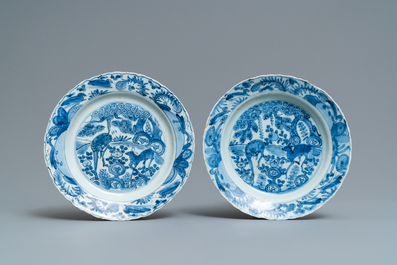 Vier Chinese blauw-witte kraakporseleinen borden, Wanli