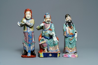 Trois figures en porcelaine de Chine famille rose, 19/20&egrave;me