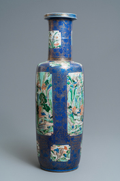 Un tr&egrave;s grand vase de forme rouleau en porcelaine de Chine famille verte sur fond bleu poudr&eacute;, Chine, Kangxi