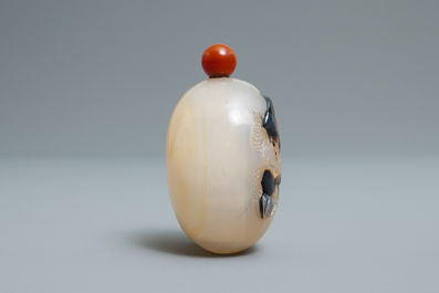 Une tabati&egrave;re en agate sculpt&eacute; figurant un oiseau sortant d'un oeuf, Chine, 19/20&egrave;me