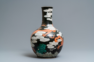 Un grand vase de forme tianqiu ping en porcelaine de Chine famille verte &agrave; fond noir, 19&egrave;me