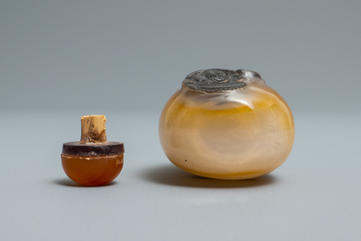 A Chinese carved agate snuff bottle with musicians, 19/20th C.