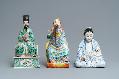 Trois figures en porcelaine de Chine famille rose et verte, 19/20&egrave;me