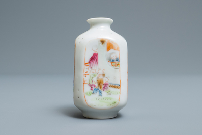 A Chinese famille rose 'playing boys' snuff bottle, 18/19th C.