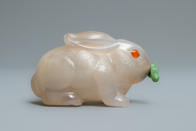 A Chinese carved agate snuff bottle in the shape of a rabbit, 19/20th C.