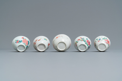 Cinq tasses et soucoupes en porcelaine de Chine famille rose, Yongzheng/Qianlong