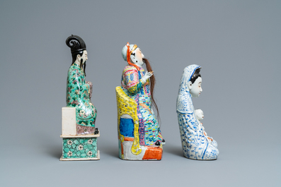 Trois figures en porcelaine de Chine famille rose et verte, 19/20&egrave;me