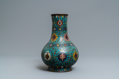 Un vase de forme bouteille en &eacute;maux cloisonn&eacute;s &agrave; d&eacute;cor de rinceaux de lotus, Ming