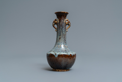 Un vase de forme bouteille en porcelaine de Chine &agrave; &eacute;mail flamb&eacute;, 18/19&egrave;me