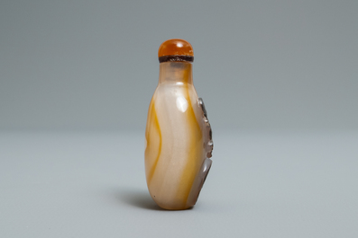 A Chinese carved agate snuff bottle with musicians, 19/20th C.