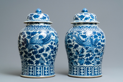 Een paar blauw-witte Chinese dekselvazen met feniksen, 19e eeuw