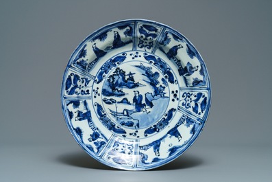 Trois vases et un plat en porcelaine de Chine en bleu et blanc, &eacute;poque Transition et Kangxi