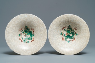 A pair of Chinese famille verte crackle-glazed bowls and a pair of famille rose jars, 19/20th C.