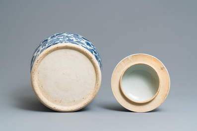 Une paire de vases couverts en porcelaine de Chine en bleu et blanc &agrave; d&eacute;cor de ph&eacute;nix, 19&egrave;me