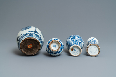 Quatre vases en porcelaine de Chine en bleu et blanc, Kangxi