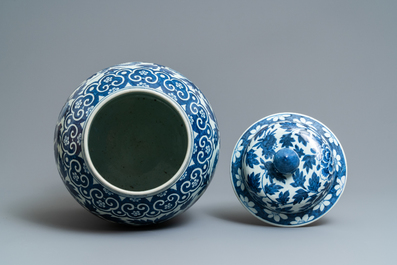 Une paire de vases couverts en porcelaine de Chine en bleu et blanc &agrave; d&eacute;cor de ph&eacute;nix, 19&egrave;me