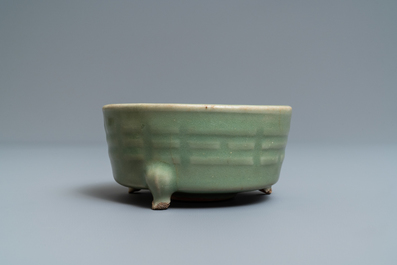 Een Chinese Longquan celadon wierookbrander met trigrammen, Ming