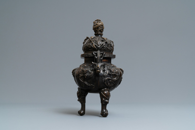 Un br&ucirc;le-parfum couvert en bronze, marque de Xuande, Chine, 19/20&egrave;me