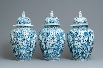 Une grande garniture de cinq vases en fa&iuml;ence de Delft en bleu et blanc, 19&egrave;me