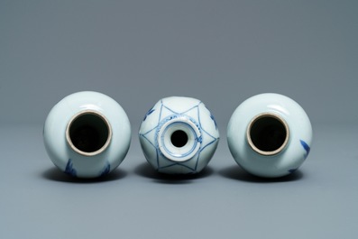 Trois vases et un plat en porcelaine de Chine en bleu et blanc, &eacute;poque Transition et Kangxi