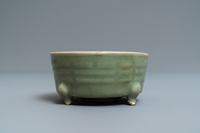 Een Chinese Longquan celadon wierookbrander met trigrammen, Ming