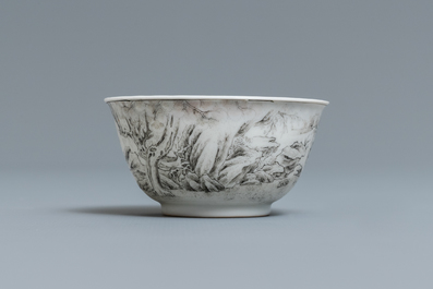 Une tasse et soucoupe en porcelaine de Chine grisaille &agrave; d&eacute;cor d'Europ&eacute;ens, Yongzheng